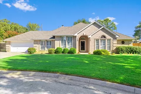 3801 Sandybrook Dr, Arlington, TX 76001
