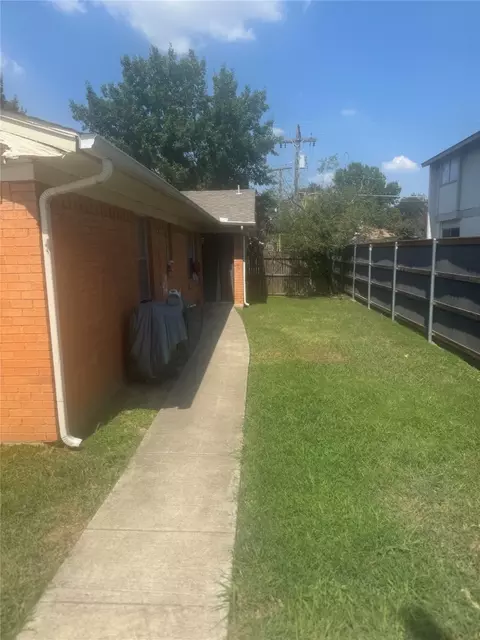 220 W Union Bower #220 222, Irving, TX 75061