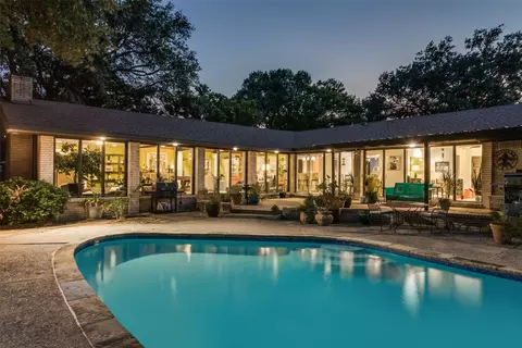 35 Bounty Rd E, Benbrook, TX 76132