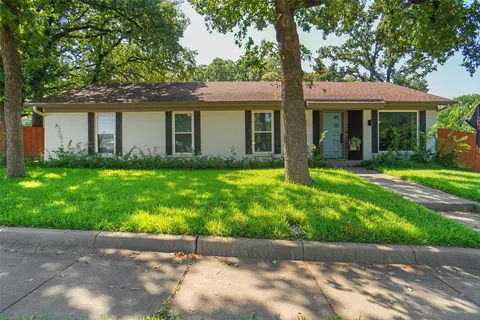 101 W Ash Ln, Euless, TX 76039