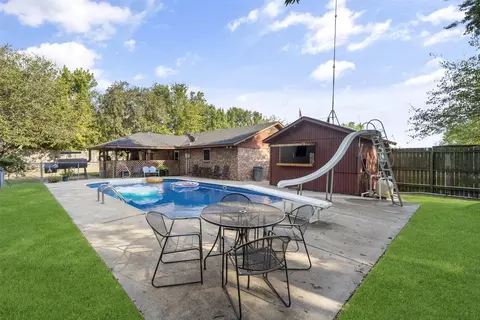 304 E Thomas St, Leonard, TX 75452