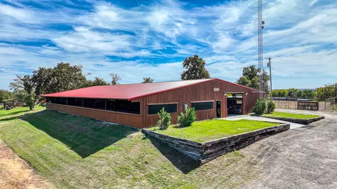 9739 E Us Highway 82, Whitesboro, TX 76273