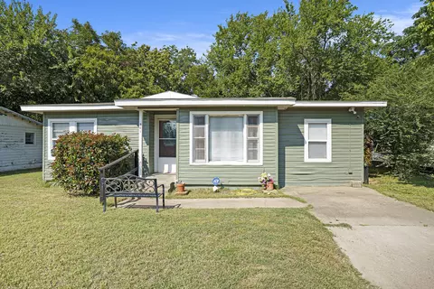 301 Terry Rd, Hurst, TX 76053