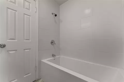 Bath - 3808 N 30th St, Waco, TX 76708 photo 4 of 4