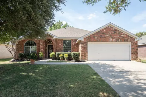 913 Sherry Ln, Saginaw, TX 76179