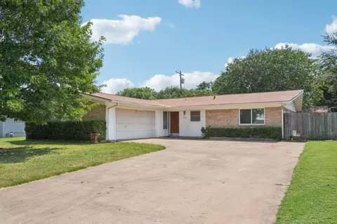 212 Hedgerow Ln, Lewisville, TX 75057