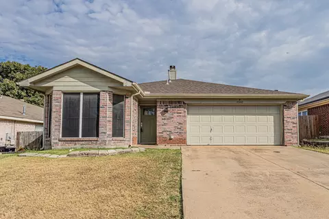 10240 Cypress Hills Dr, Fort Worth, TX 76108