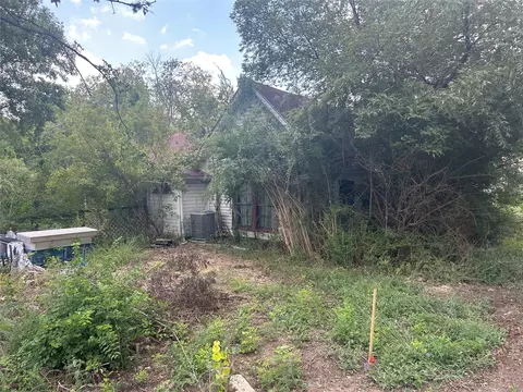 215 E 4th St, Lancaster, TX 75146 photo 2