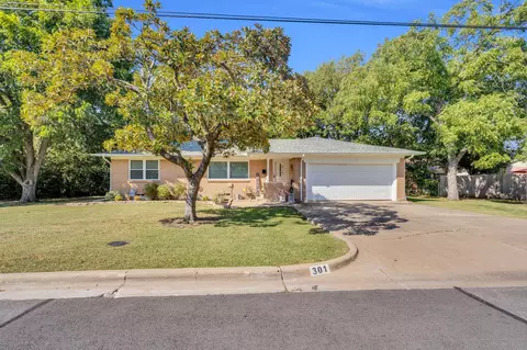 301 Floyd St, Waxahachie, TX 75165