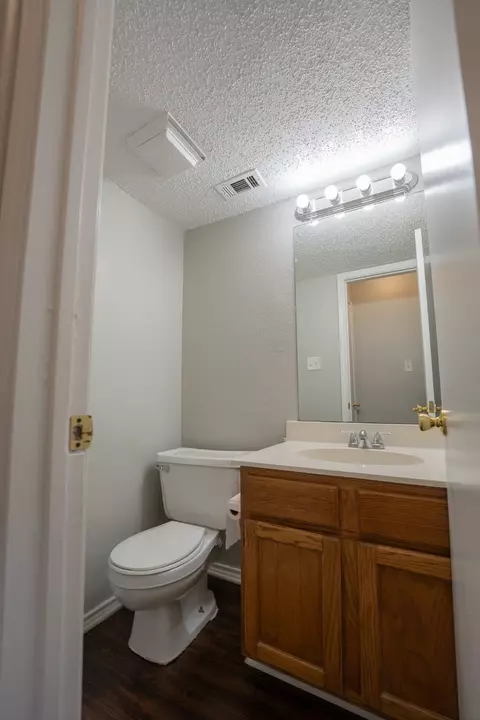 Bath - 2015 Nectar Dr, Mesquite, TX 75149 photo 2 of 3