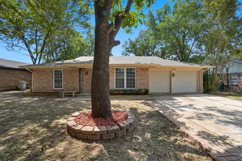 2104 Guinevere St, Arlington, TX 76014