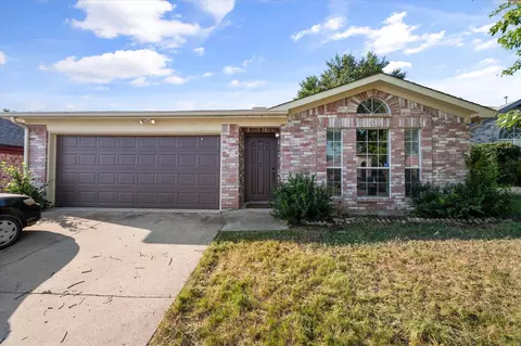 210 Faircrest Dr, Arlington, TX 76018