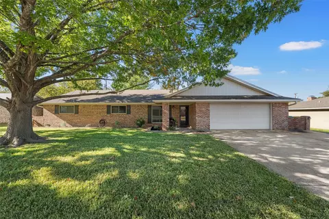 1002 W Elizabeth Dr, Robinson, TX 76706