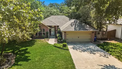 416 Meadowcrest Dr, Azle, TX 76020