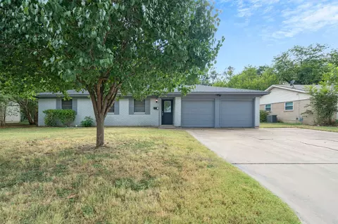 125 NW Jill Ann Dr, Burleson, TX 76028