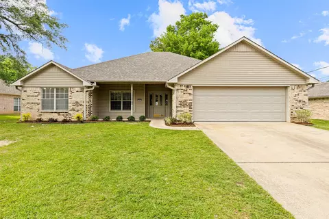 593 Briarwood Dr, Gladewater, TX 75647
