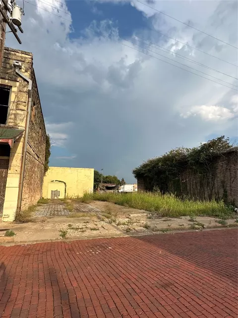 310 5th St, Honey Grove, TX 75446