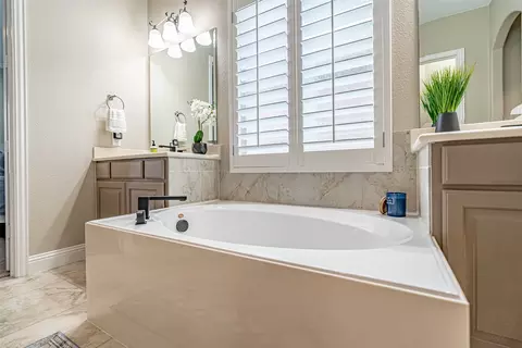 Bath - 803 Red Maple Rd, Euless, TX 76039 photo 2 of 4