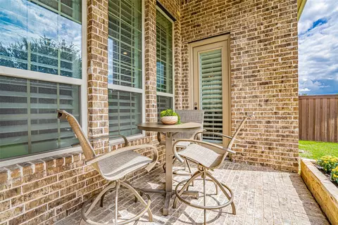 Exterior - 803 Red Maple Rd, Euless, TX 76039 photo 2 of 4