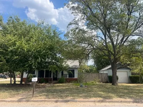 1101 Texas St, Graham, TX 76450