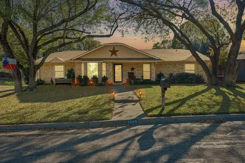 1500 Flamingo Dr, Arlington, TX 76012