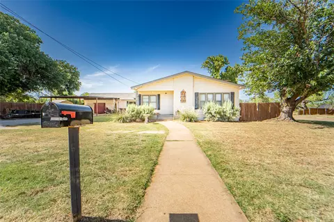 1000 W Hullum St, Breckenridge, TX 76424