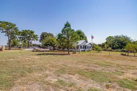 Exterior - 1035 Summit Dr, Springtown, TX 76082 photo 5 of 16