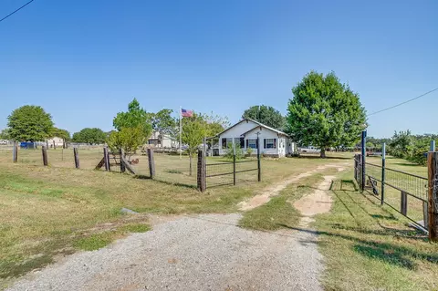 Exterior - 1035 Summit Dr, Springtown, TX 76082 photo 4 of 16