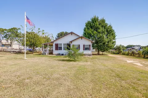 Exterior - 1035 Summit Dr, Springtown, TX 76082 photo 6 of 16
