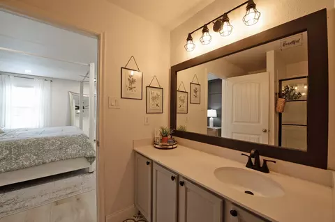 Bath - 400 Hawthorn Dr, Nevada, TX 75173 photo 3 of 6