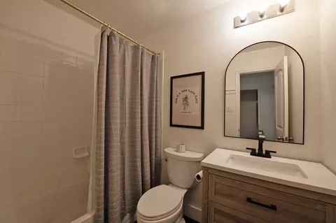Bath - 400 Hawthorn Dr, Nevada, TX 75173 photo 5 of 6