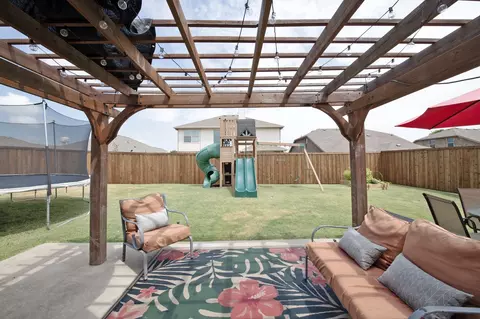Exterior - 400 Hawthorn Dr, Nevada, TX 75173 photo 3 of 5