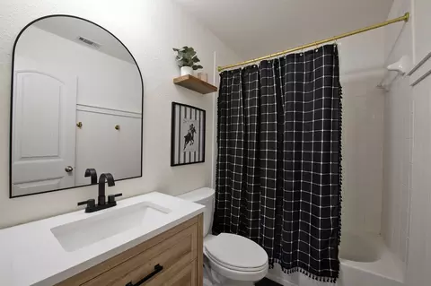 Bath - 400 Hawthorn Dr, Nevada, TX 75173 photo 6 of 6