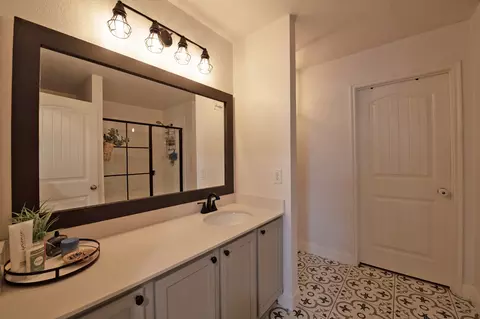 Bath - 400 Hawthorn Dr, Nevada, TX 75173 photo 2 of 6