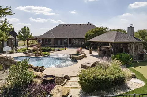 1221 E Secretariat Dr, Terrell, TX 75160