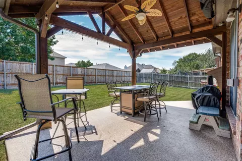 305 Ravenna Rd, Lake Dallas, TX 75065