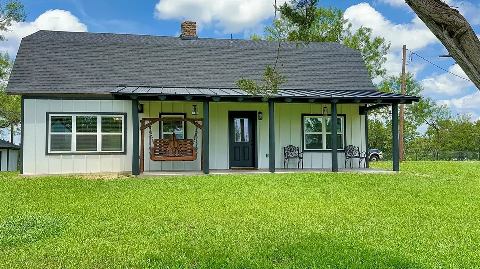 Exterior - 400 Timber Wild Dr, Weatherford, TX 76087 photo 2 of 11