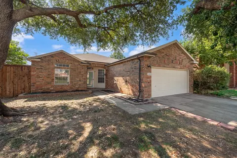 1053 Pullman Dr, Saginaw, TX 76131