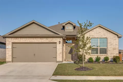 8900 Trumpeter Ln, Fort Worth, TX 76131