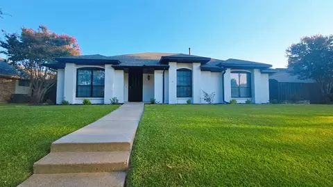 1933 Oakbluff Dr, Carrollton, TX 75007