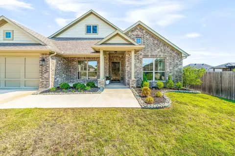1057 Oak Knoll Dr, Burleson, TX 76028