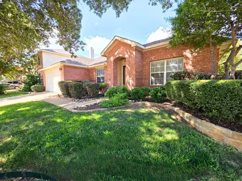 304 E Clover Park Dr, Fort Worth, TX 76140