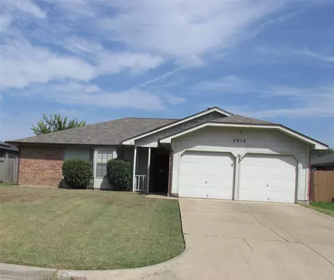 2614 Carrington Ln, Grand Prairie, TX 75052