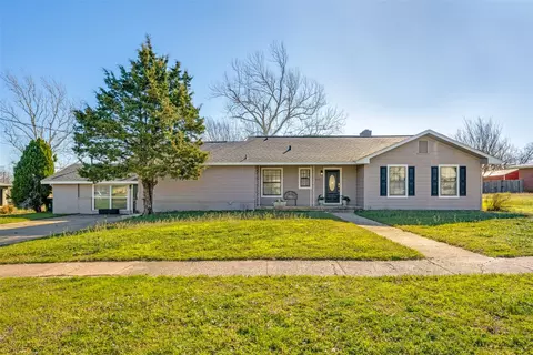 909 Coffield St, Bowie, TX 76230