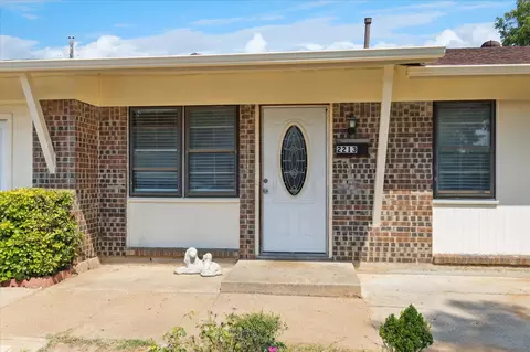 2213 Meadow Mdw, Irving, TX 75060