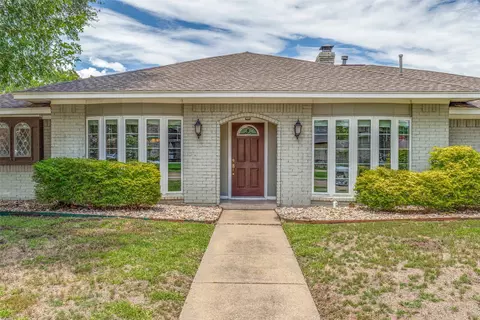 1020 Nottingham Dr, Carrollton, TX 75007