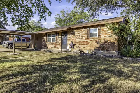 201 Cottonwood St, Comanche, TX 76442