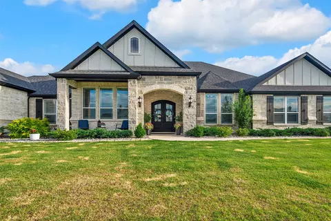2413 Stable Pass Ln, Van Alstyne, TX 75495