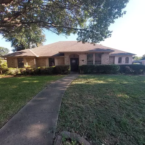 900 Prairie Creek Dr, Desoto, TX 75115