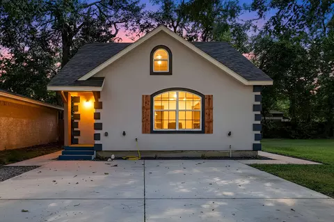111 E Division St, Pilot Point, TX 76258